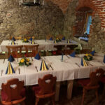 Gedeckte Tafel im Kellergewölbe