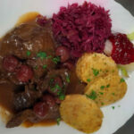 Hirsch in Weichselsauce mit Rotkraut und Serviettenknödel