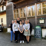 Gruppenfoto vor dem Schlosswirtshaus
