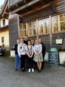 Gruppenfoto vor dem Schlosswirtshaus