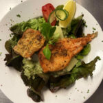 Teller mit Lachsforellenfilet gegrillt auf Bärlauch Risotto