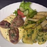 Schweinsmedaillions mit Grillspargel Sauce Hollandaise und Petersilie Kartoffeln