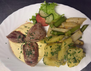 Schweinsmedaillions mit Grillspargel Sauce Hollandaise und Petersilie Kartoffeln
