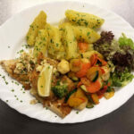 Teller mit Zander gegrillt mit Knoblauchbutter Petersilie Kartoffeln und Grillgemüse