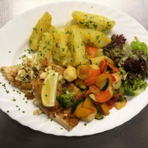 Teller mit Zander gegrillt mit Knoblauchbutter Petersilie Kartoffeln und Grillgemüse